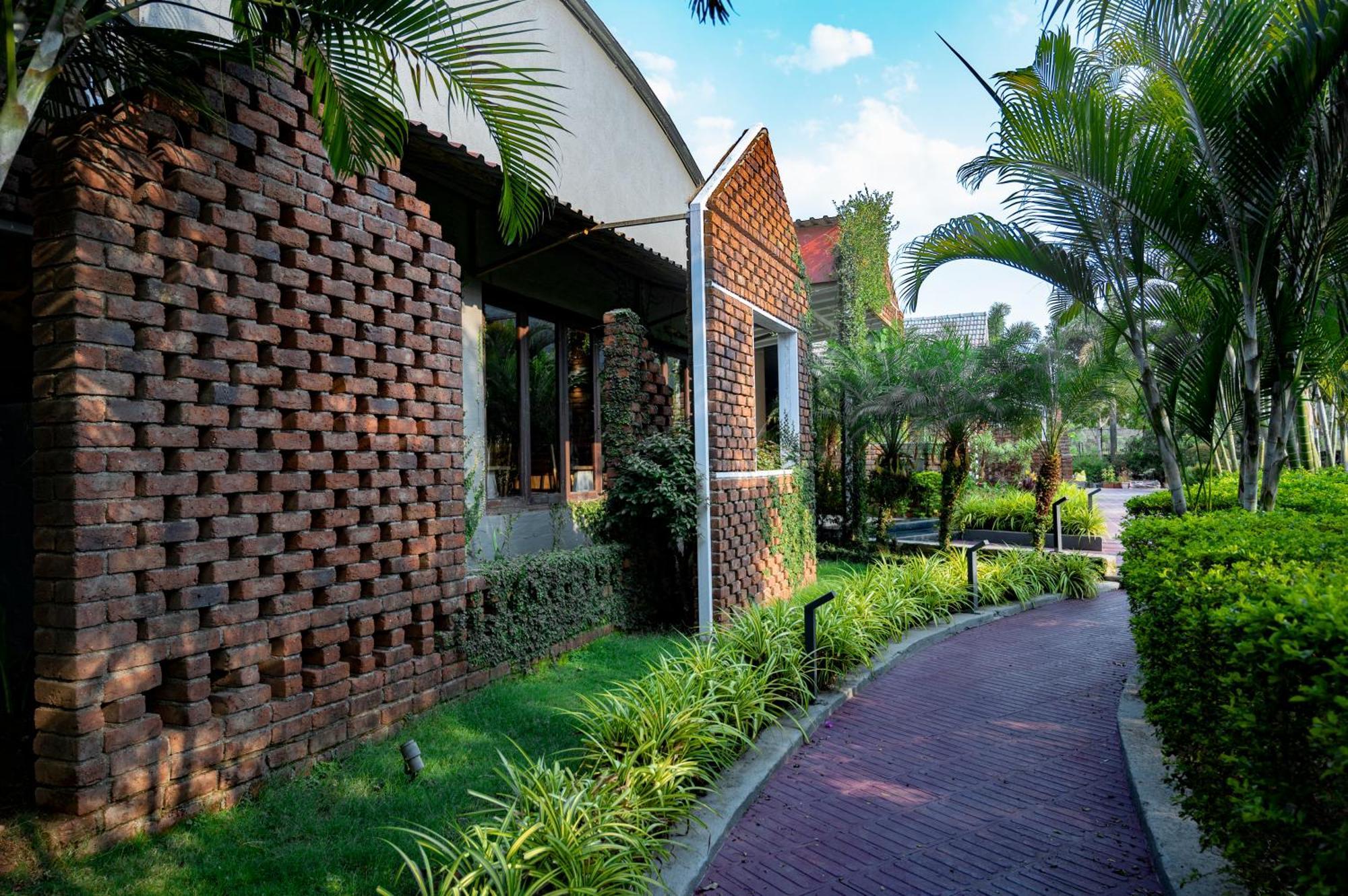 Saj By The Lake, 3*